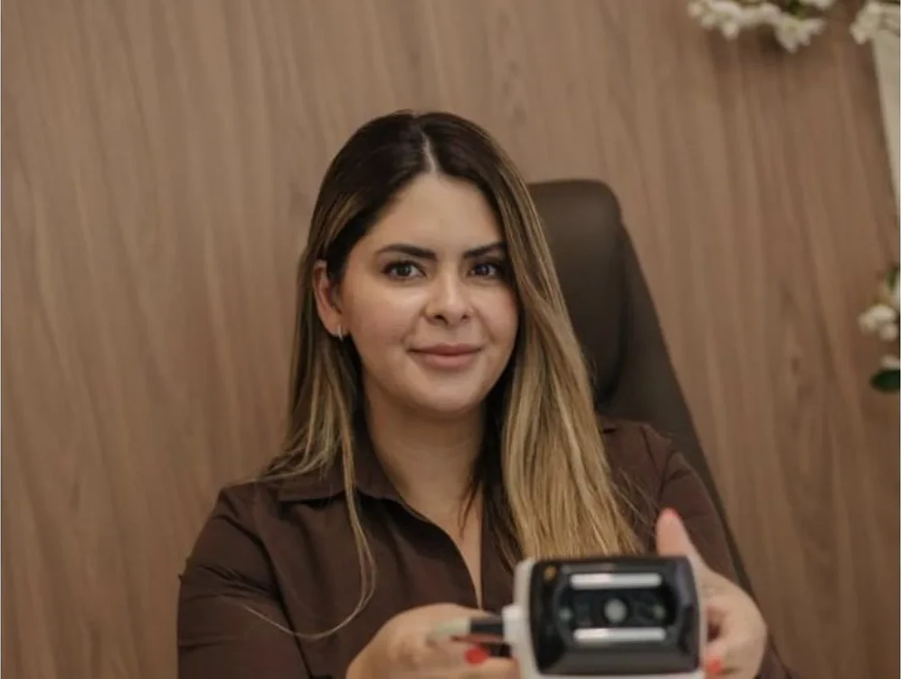 Dr. Sibaja with the non-surgical body contouring handpiece