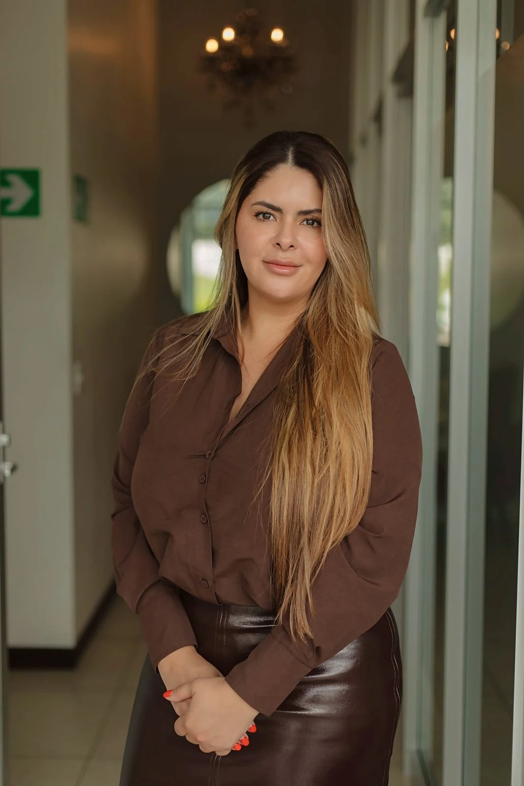 Dr. Silvia Sibaja in the corridor of Clínica Regenerix
