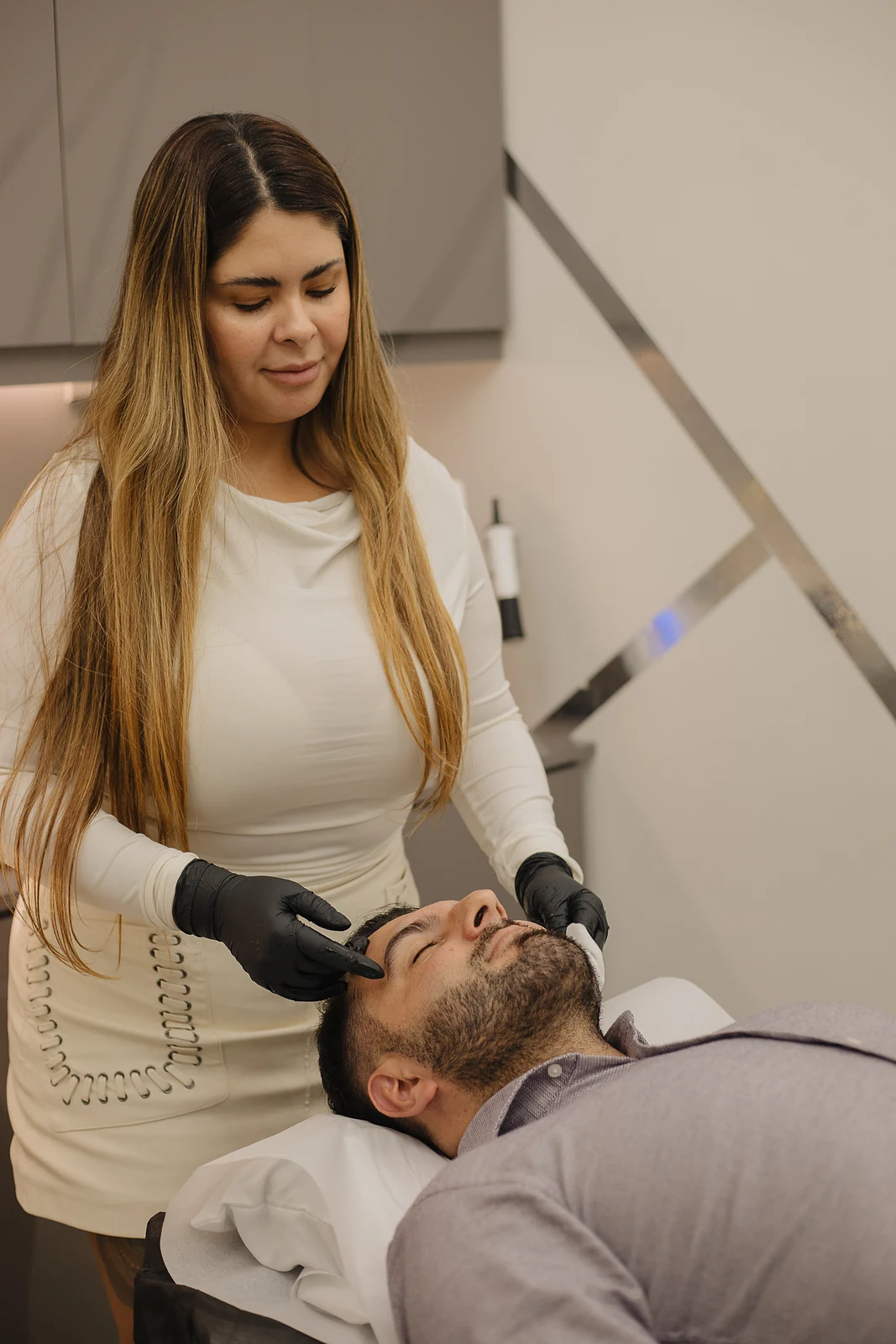 La Dra. Sibaja realizando un facial médico a un paciente