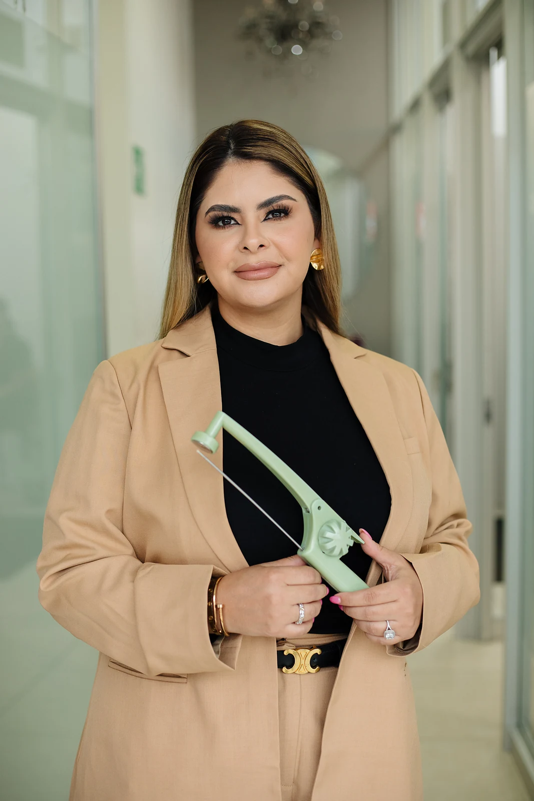 La Dra. Sibaja con la pieza de mano de radiofrecuencia BodyTite