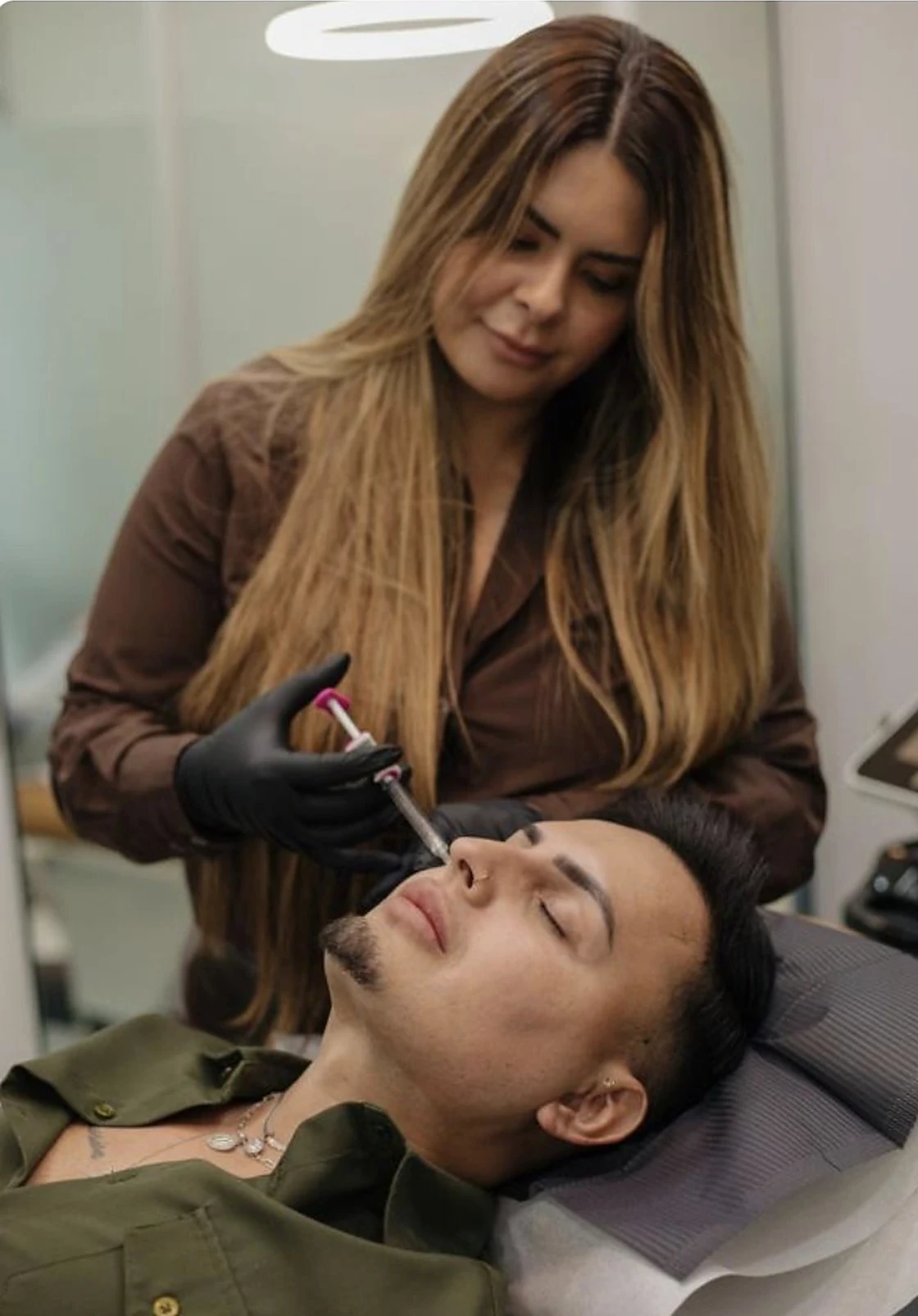 Dr. Sibaja treating a patient at Clínica Regenerix